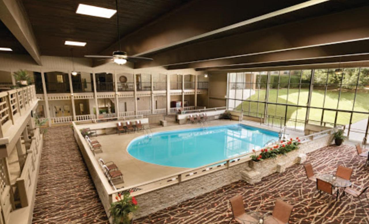 Radisson Hotel Louisville North เจฟเฟอร์สันวิลล์ ภายนอก รูปภาพ