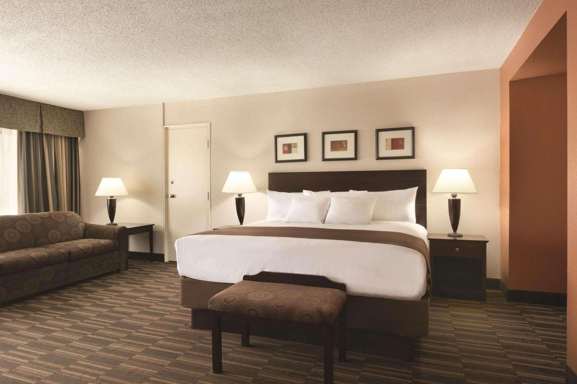 Radisson Hotel Louisville North เจฟเฟอร์สันวิลล์ ภายนอก รูปภาพ